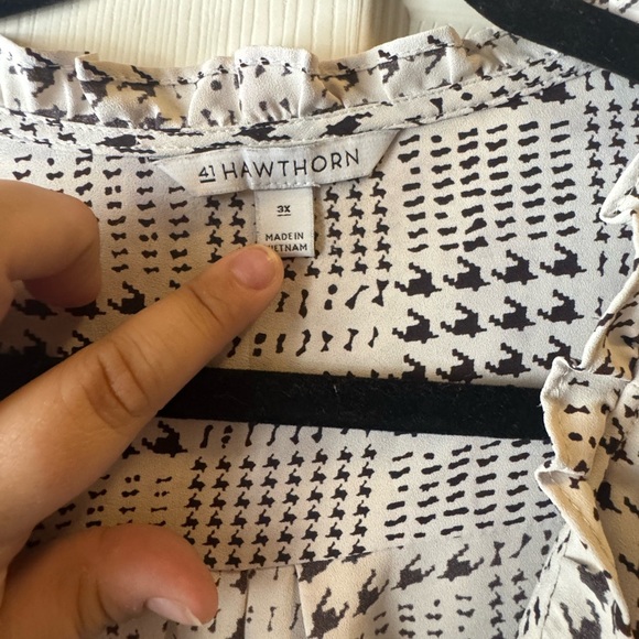 Black and White Patterned Top with Madarin Collar - Picture 4 of 4